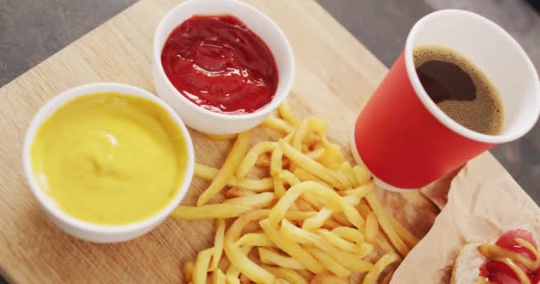 Wideo Hot Dogiem Musztardą Ketchupem Frytkami Czarnej Powierzchni Żywność Kuchnia — Wideo stockowe