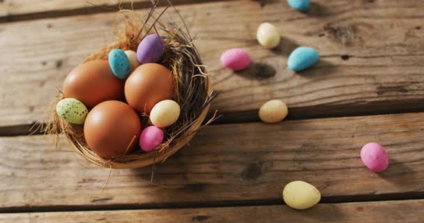 Video Van Eieren Chocolade Eieren Een Houten Ondergrond Seizoensgebonden Pasen — Stockvideo