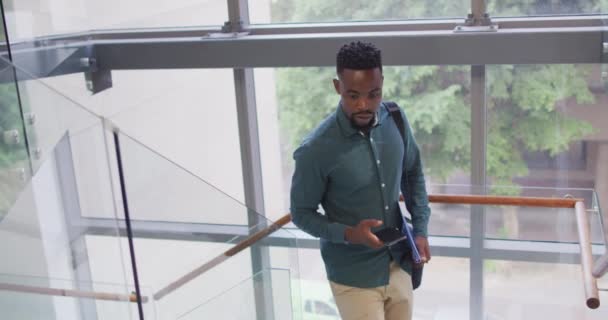 Αφροαμερικανός Επιχειρηματίας Που Χρησιμοποιεί Smartphone Και Κατέχει Έγγραφα Στο Δημιουργικό — Αρχείο Βίντεο