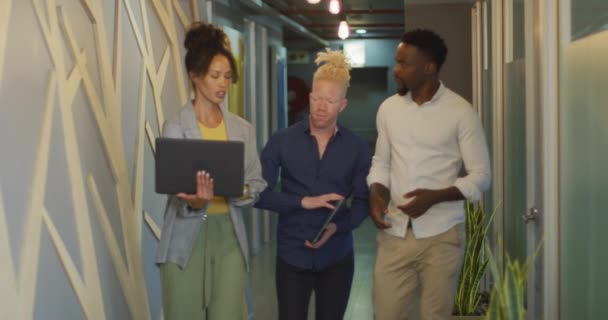 Különböző Üzletemberek Beszélgetnek Laptoppal Sétálnak Kreatív Irodában Vállalkozás Pénzügyek Kreatív — Stock videók