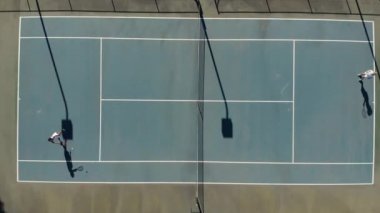 Sahadaki çeşitli bayan tenisçilerin üst düzey görüntülerinin videosu. profesyonel spor, rekabet ve rekabet.