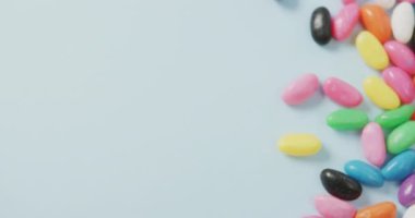 Mavi zemin üzerinde fotokopi alanı olan çok renkli şekerlerin genel görüntüsü. Füzyon yiyecek ve tatlı konsepti.