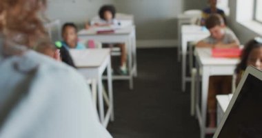 Kafkas kadın öğretmenin çeşitli öğrenci sınıfları hakkında ders verdiğinin videosu. okul eğitimi ve öğretmenlik mesleği.