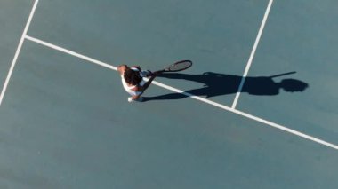 Sahadaki çift ırklı bayan tenisçinin üst görüntüsü. profesyonel spor, rekabet ve rekabet.
