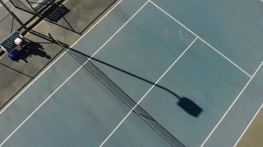 Sahadaki çeşitli bayan tenisçilerin el sıkışmalarını gösteren bir video. profesyonel spor, rekabet ve rekabet.