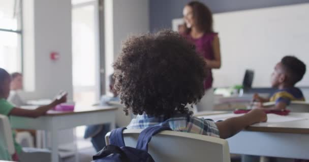 Vídeo Retrospectiva Niño Birracial Que Estudia Aula Con Diversos Alumnos — Vídeo de stock