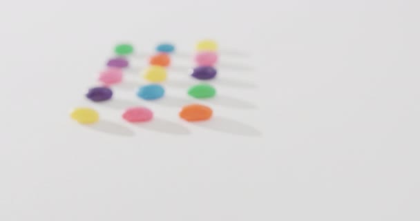 Видео Вида Сверху Рядов Разноцветных Сладостей Копировальным Пространством Белом Фоне — стоковое видео