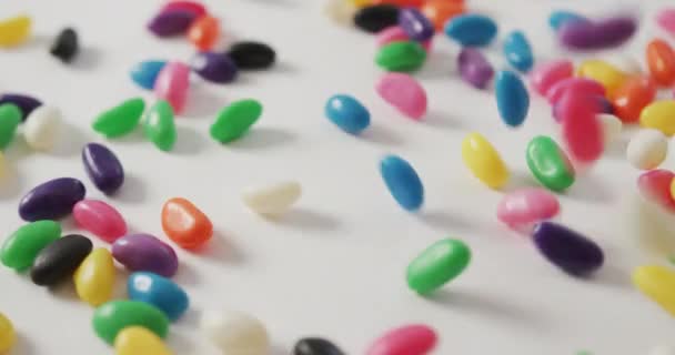 Video Zblízka Vícebarevné Bonbóny Padající Přes Bílé Pozadí Fusion Jídlo — Stock video