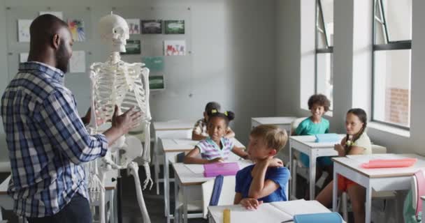 Video Feliz Profesora Afroamericana Con Clase Alumnos Diversos Durante Lección — Vídeo de stock