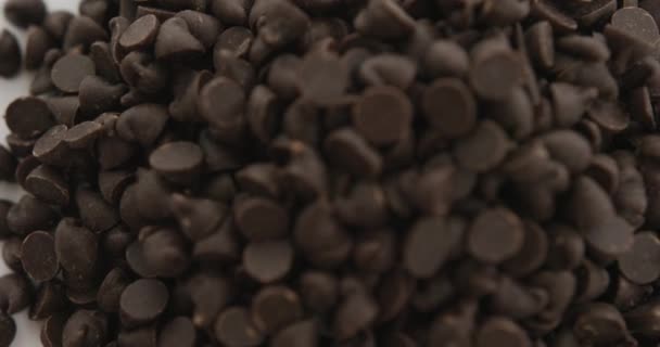 Vídeo Close Vários Chips Chocolate Sobre Fundo Branco Conceito Alimentos — Vídeo de Stock