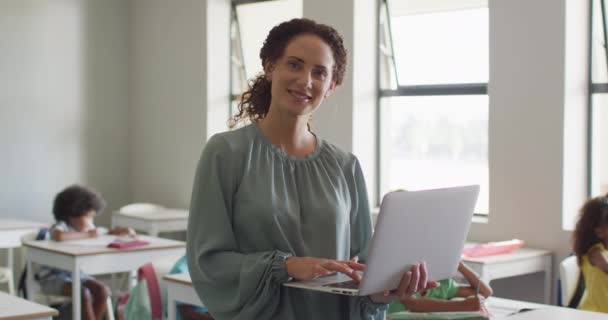 Vidéo Une Enseignante Caucasienne Heureuse Utilisant Ordinateur Portable École Pendant — Video