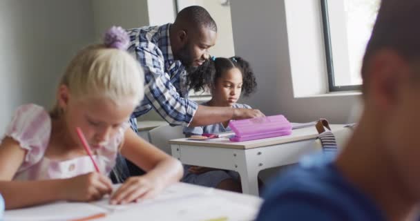 Video Van Gelukkige Afro Amerikaanse Mannelijke Leraar Helpen Biracial Meisje — Stockvideo