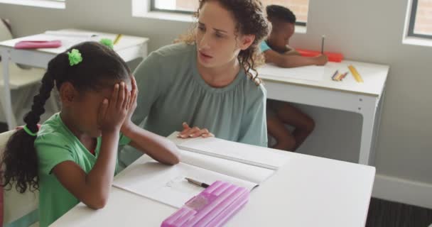 Vídeo Uma Professora Caucasiana Apoiando Uma Menina Afro Americana Triste — Vídeo de Stock