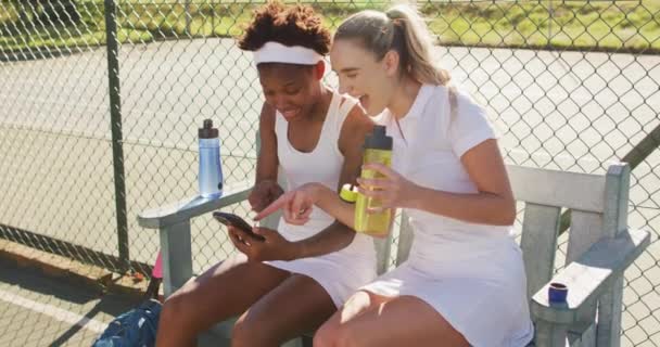 Vídeo Mulheres Jogadoras Tênis Felizes Sentadas Conversando Descansando Após Jogo — Vídeo de Stock