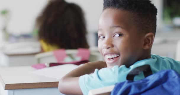 Видео Счастливого Африканского Мальчика Сидящего Столом Время Урока Классе Начальное — стоковое видео
