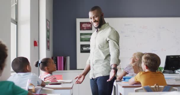 多様な生徒の授業中に幸せなアフリカ系アメリカ人男性教師のビデオ 小学校教育と教育の専門職 — ストック動画