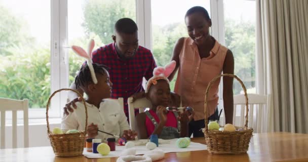 Afrikai Amerikai Család Húsvéti Tojásokat Fest Együtt Otthon Húsvéti Ünnep — Stock videók