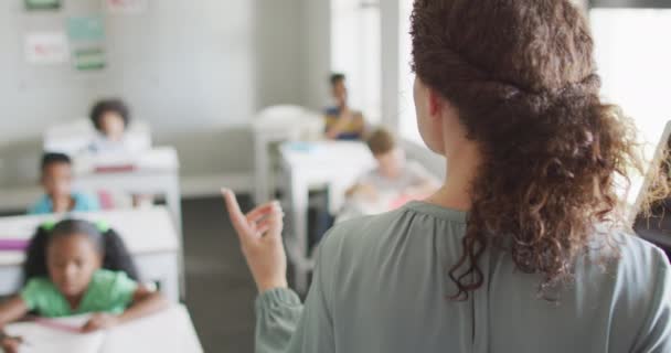 Video Vista Posteriore Insegnante Femminile Caucasica Che Conduce Lezione Classe — Video Stock