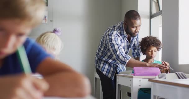 Video Feliz Profesor Afroamericano Ayudando Niño Birracial Durante Las Clases — Vídeos de Stock