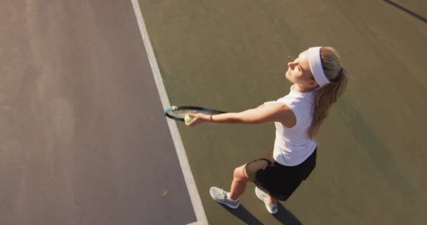 Video Von Oben Von Kaukasischen Tennisspielerin Die Schläger Hält Und — Stockvideo