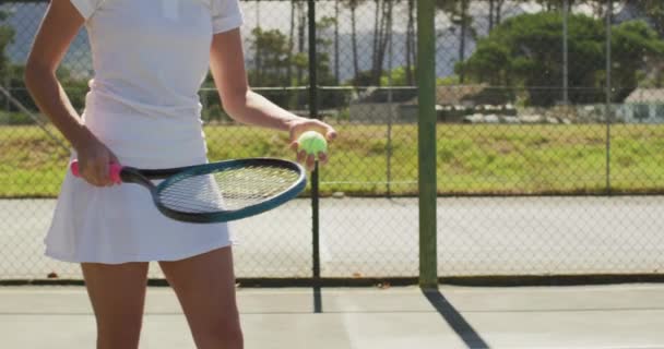 Video Van Het Middenstuk Van Blanke Tennisspeelster Met Racket Stuiterbal — Stockvideo