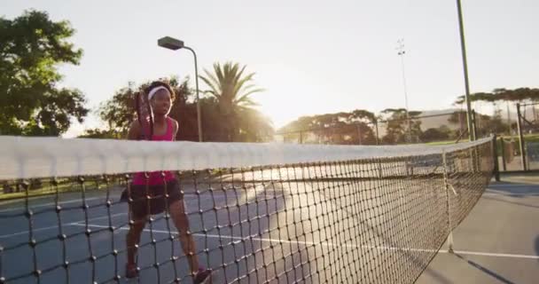 Video Der Glücklichen Afrikanisch Amerikanischen Tennisspielerin Mit Schläger Und Ball — Stockvideo