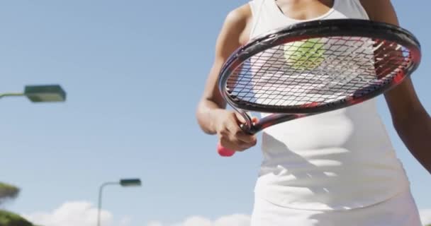 Video Sección Media Una Jugadora Tenis Afroamericana Sosteniendo Raqueta Bola — Vídeo de stock