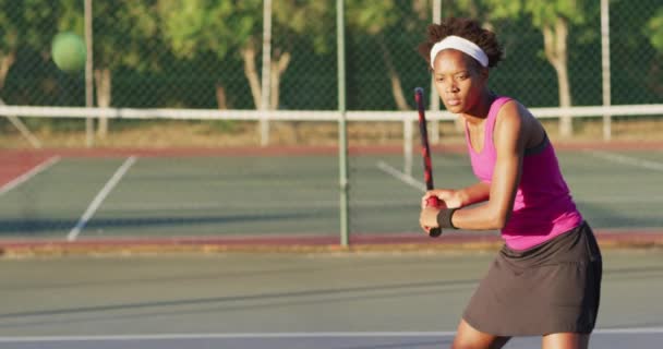 Видео Фокусированной Африканской Теннисистки Держащей Ракетку Ударяющей Мячом Профессиональная Теннисная — стоковое видео