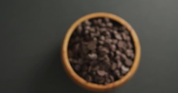 Video Shora Pohled Dřevěnou Mísu Čokoládových Lupínků Šedém Pozadí Koncepce — Stock video