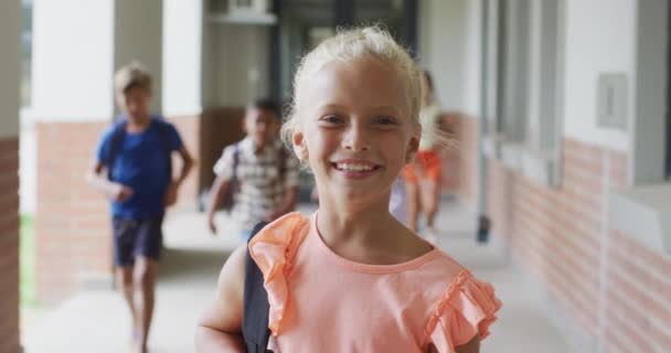 Vídeo Menina Caucasiana Feliz Corredor Escola Ensino Primário Conceito Aprendizagem — Vídeo de Stock