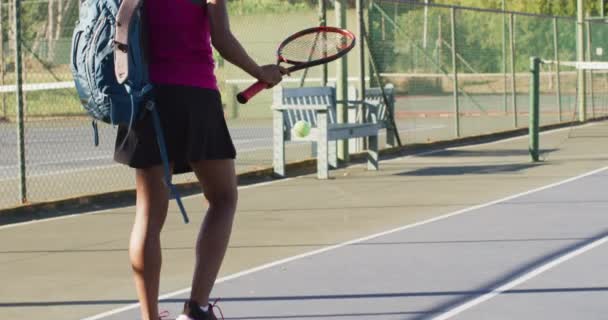 Відео Позаду Афроамериканського Тенісистки Тримає Ракетку Підстрибуючий Професійне Тенісне Тренування — стокове відео