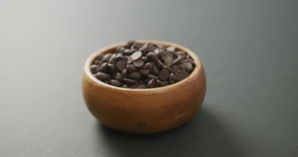 Video Dřevěné Mísy Čokoládových Lupínků Šedém Pozadí Koncepce Fusion Food — Stock video