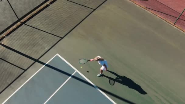 Vídeo Vista Superior Jogador Tênis Feminino Caucasiano Quadra Desporto Profissional — Vídeo de Stock