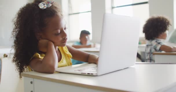 Vídeo Menina Afro Americana Entediada Sentada Mesa Com Laptop Durante — Vídeo de Stock