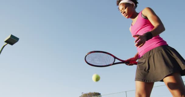 Vídeo Ángulo Bajo Jugadora Tenis Afroamericana Enfocada Sosteniendo Raqueta Golpeando — Vídeo de stock