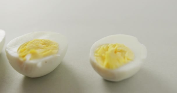 Video Van Close Van Drie Helften Hardgekookte Eieren Grijze Achtergrond — Stockvideo
