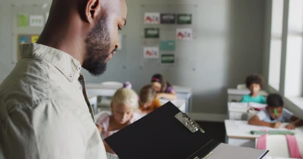 Vídeo Professor Afro Americano Focado Durante Aula Com Alunos Diversos — Vídeo de Stock