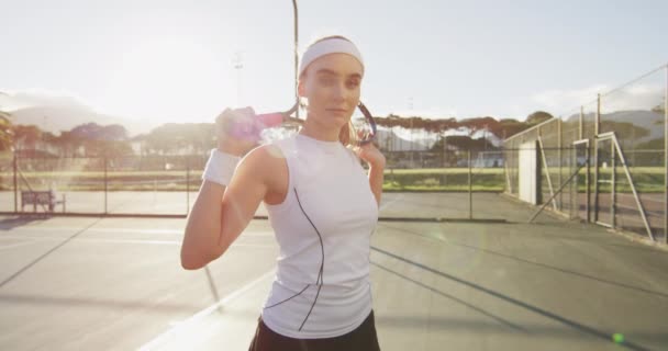 Videó Kaukázusi Női Teniszezőről Aki Ütőt Tart Kamerába Néz Profi — Stock videók