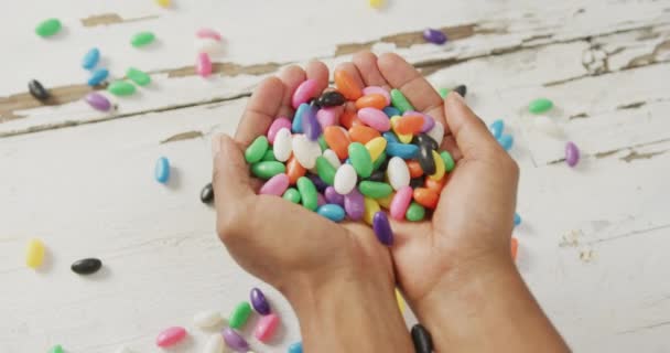 Vidéo Vue Aérienne Homme Biracial Tenant Des Bonbons Multicolores Sur — Video