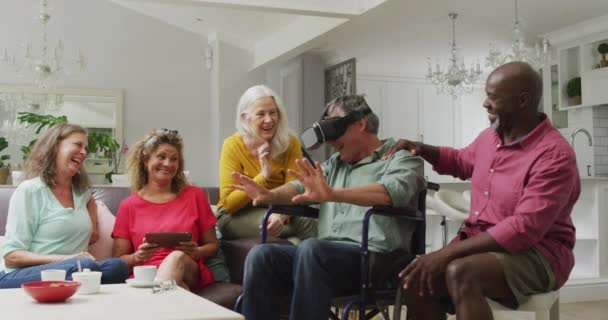 Vrヘッドセットを使用して車椅子で幸せな高齢者のビデオや多様な友人と楽しみを持っています 退職生活 友人や技術との質の高い時間を過ごすこと — ストック動画