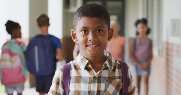 Nagranie Szczęśliwego Dwurasowego Chłopca Stojącego Szkolnym Korytarzu Koncepcja Kształcenia Uczenia — Wideo stockowe