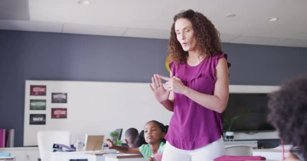 Vídeo Una Maestra Escuela Caucásica Diversos Escolares Que Estudian Aula — Vídeo de stock