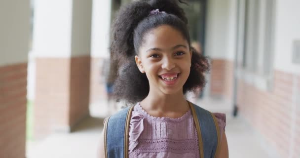 Video Van Een Gelukkig Biraciaal Meisje Dat School Staat Basisschool — Stockvideo