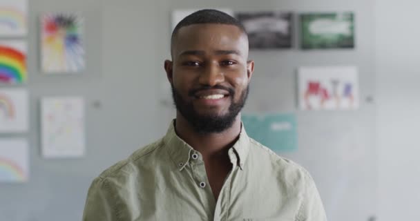 影片中 快乐的非洲裔美国男教师站在教室里 小学教育和教学专业 — 图库视频影像