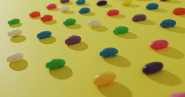 Vidéo Vue Aérienne Rangées Bonbons Multicolores Sur Fond Jaune Fusion — Video