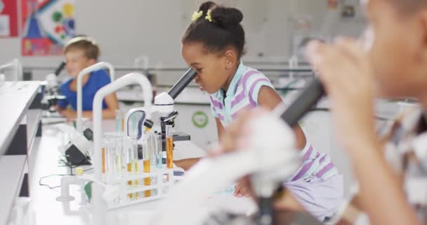 Vídeo Menina Americana Africana Feliz Com Microscópio Durante Aula Ensino — Vídeo de Stock