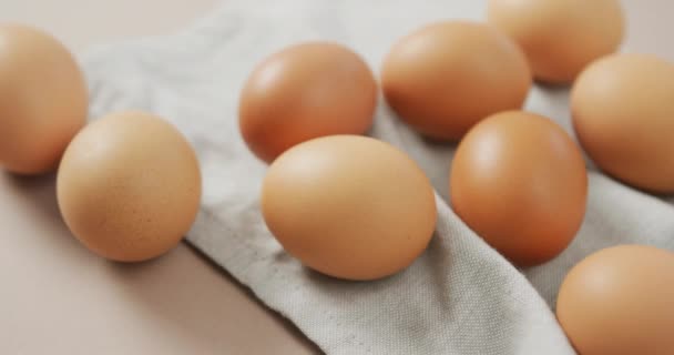 Video Zblízka Vajíček Rustikálním Plátně Béžovém Pozadí Fusion Food Pečení — Stock video