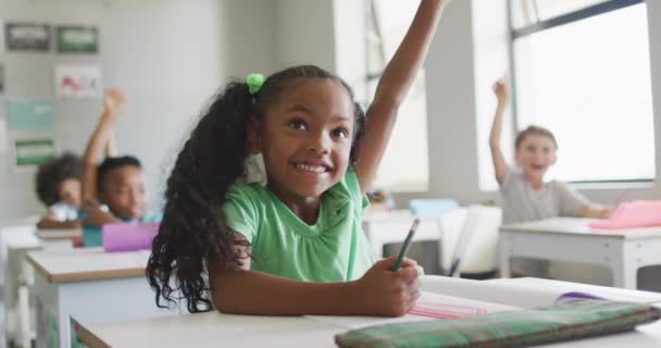 视频中快乐的非洲裔美国女孩在上课时举手 小学教育和学习概念 — 图库视频影像