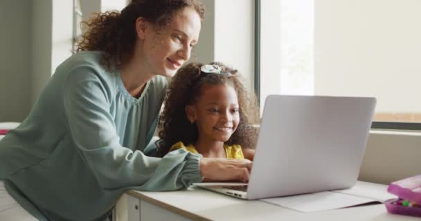 Vídeo Professora Branca Feliz Explicando Lição Laptop Para Menina Americana — Vídeo de Stock