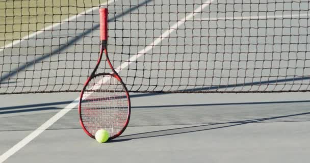テニスコートに横たわるテニスボールとラケットのビデオ プロテニストレーニングスポーツ競技のコンセプト — ストック動画